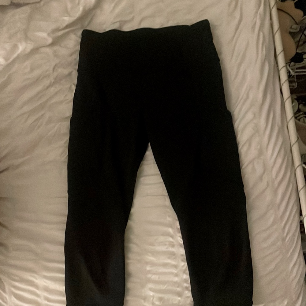Lululemon Capri Leggings with a scrunch on the butt, mesh reflective